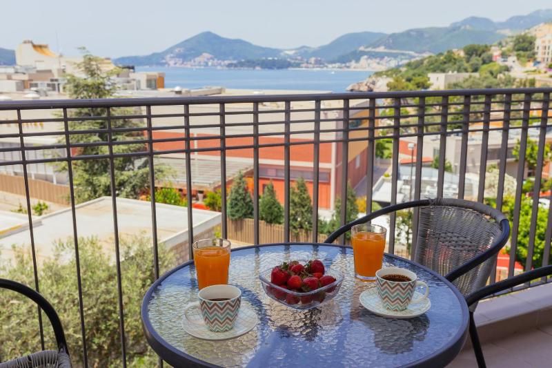 Three-Bedroom Apartment with Balcony and Sea View image 2