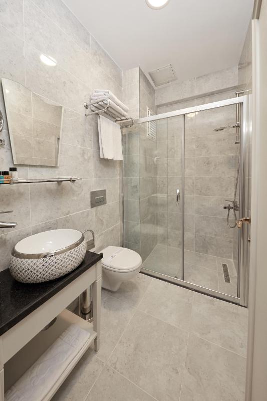 Standard Double Room with Garden (Basement) image 2