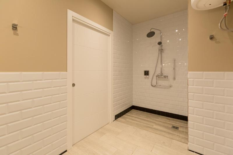 Large Double Room image 3