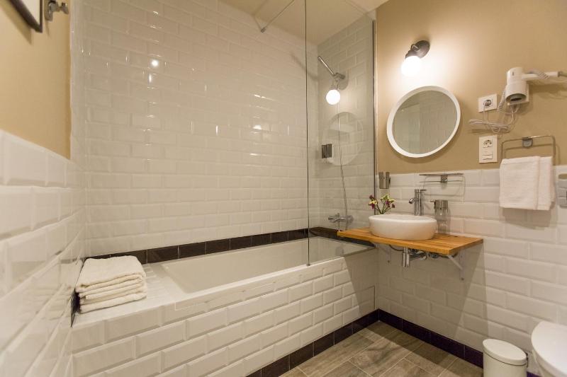 Large Double Room image 3