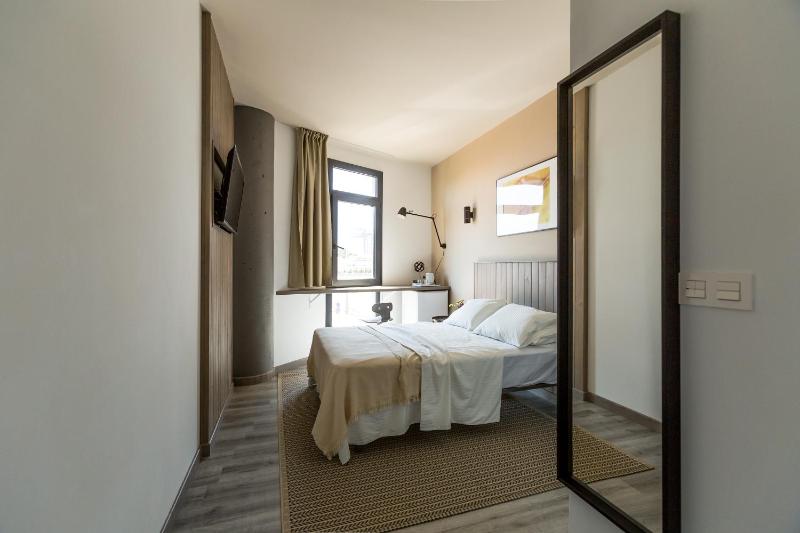 Standard Double Room image 4