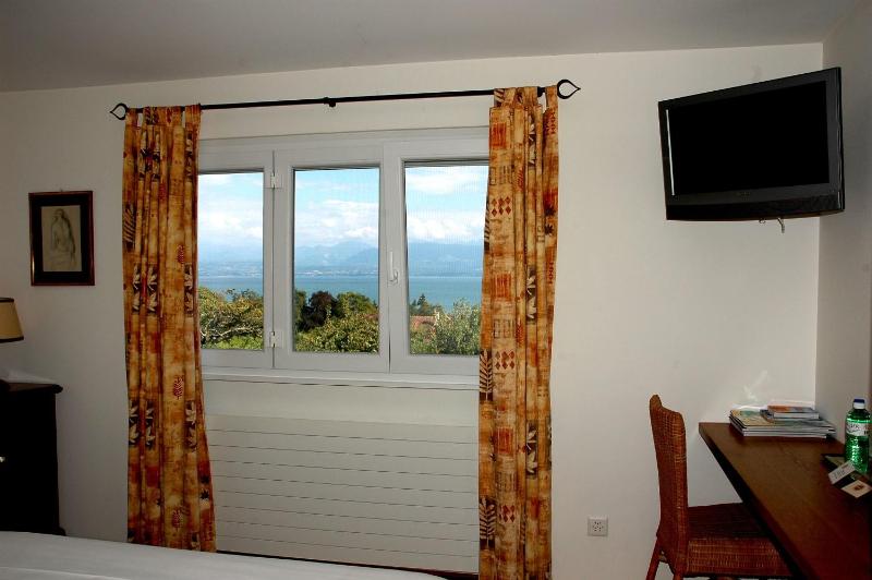 Double Room with Lake View image 4
