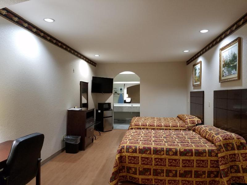 Queen Room with Two Queen Beds - Non-Smoking image 2