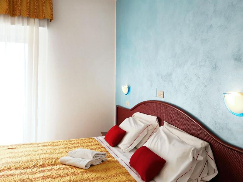Quadruple Room with Balcony image 3