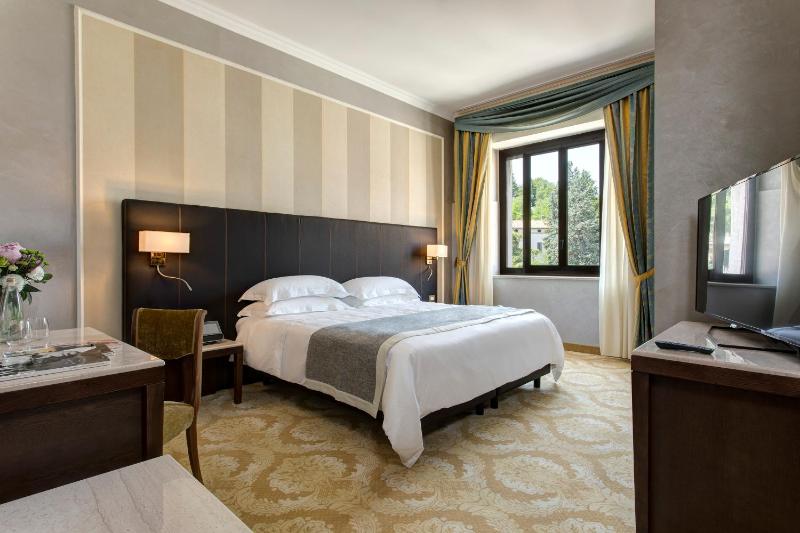 Superior Triple Room image 4
