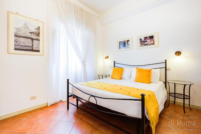 Double room overlooking the Basilica  image 2