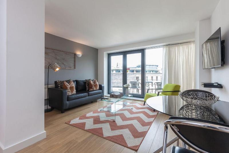 Superior One-Bedroom Apartment image 3