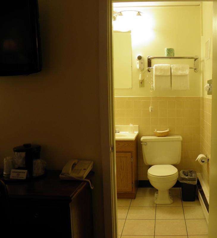 Queen Room - Non-Smoking image 2
