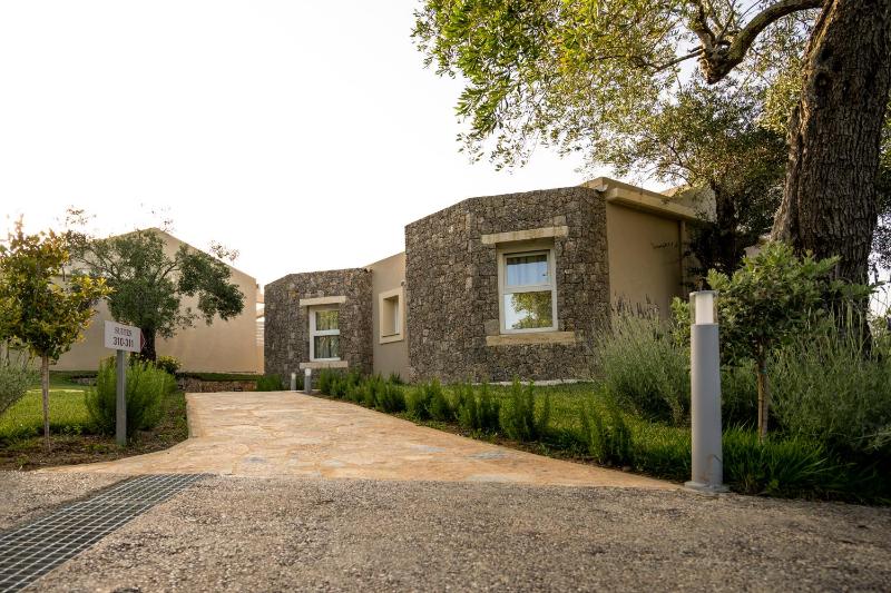 Deluxe Bungalow image 4