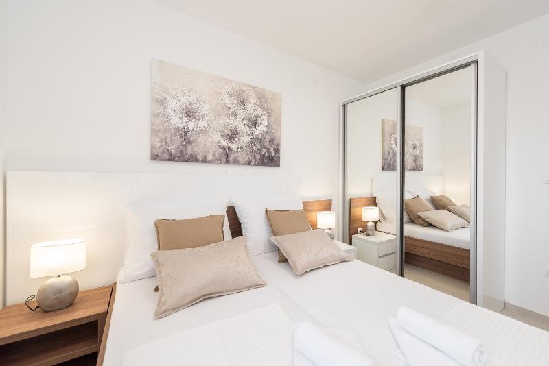 Double Room with Balcony image 2