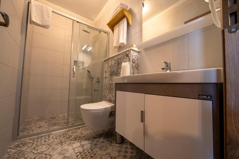 Queen Room with Balcony image 2