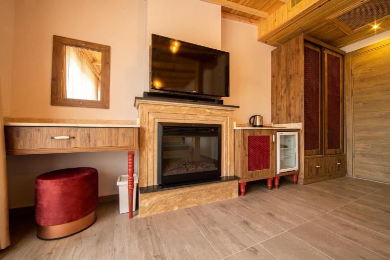 Queen Room with Balcony image 3