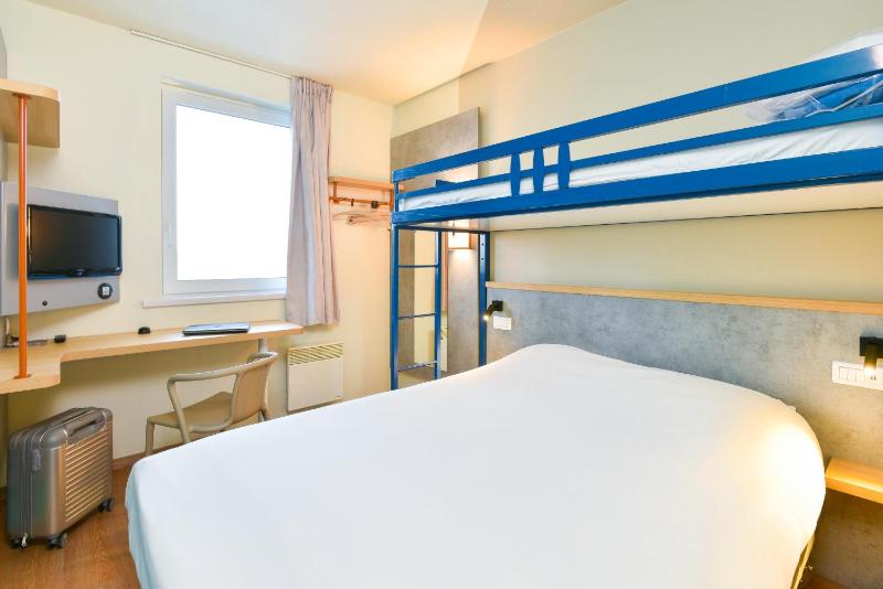 Standard Room with 1 double bed and 1 single bed image 2