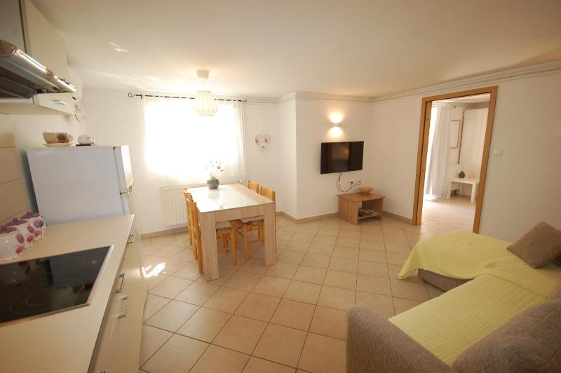 Fisher King Apartments 350m to Beach & Town with Terrace - image 17