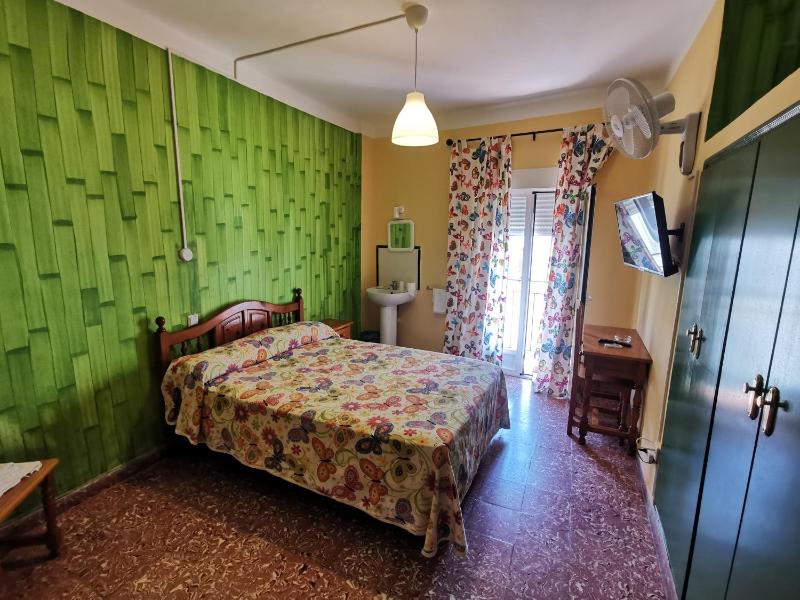 Double or Twin Room with Shared Bathroom image 2