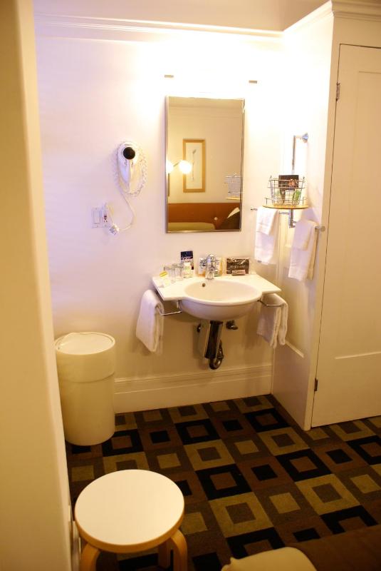 Queen Room with Shared Bath image 2