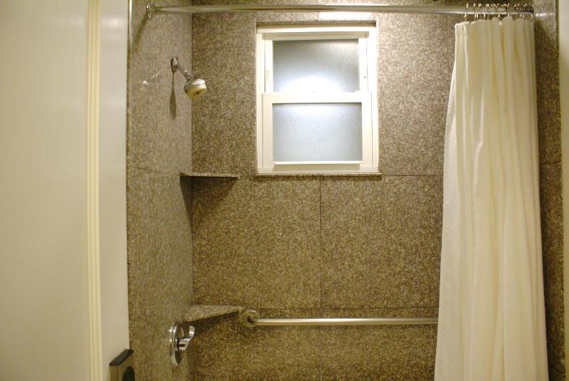 Queen Room with Shared Bath image 2