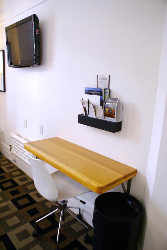 Deluxe Twin Room with Two Twin Beds image 4