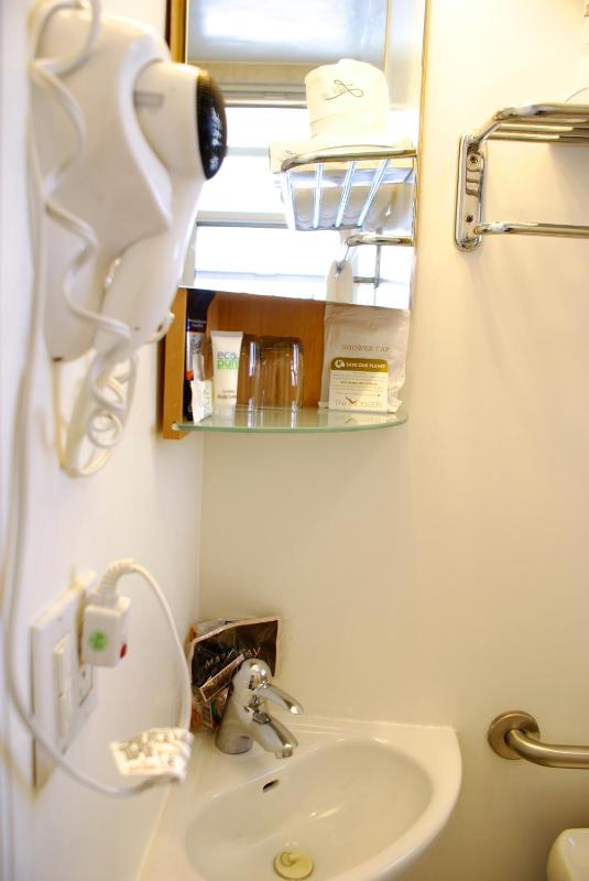 Deluxe Queen Room image 3