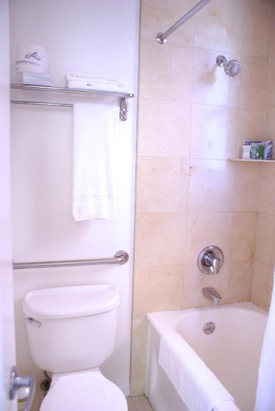 Double Room with Shared Bathroom image 2