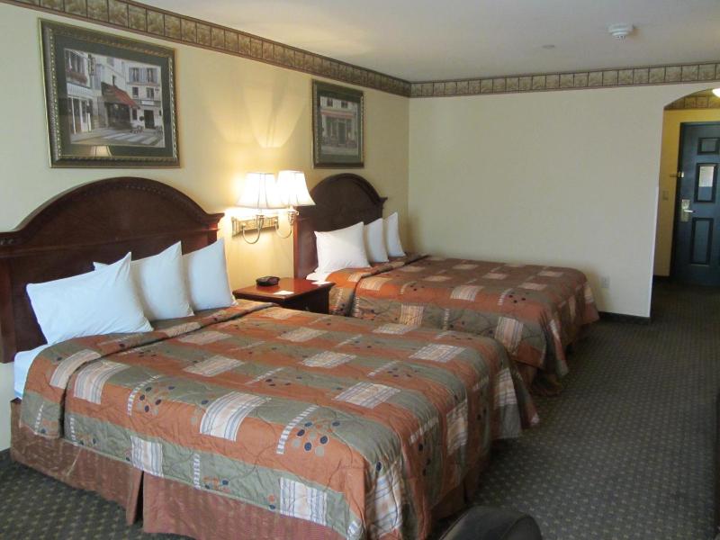 Queen Room with Two Queen Beds - Non-Smoking image 2