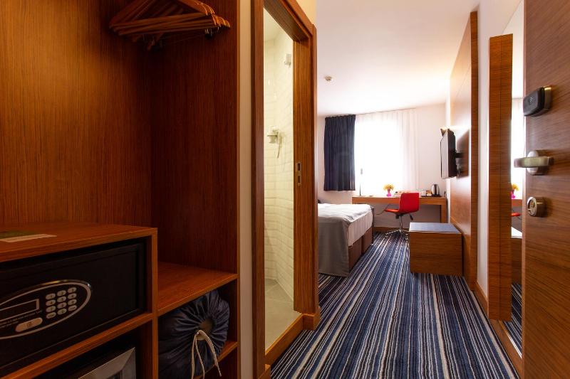 Comfort King Room image 3