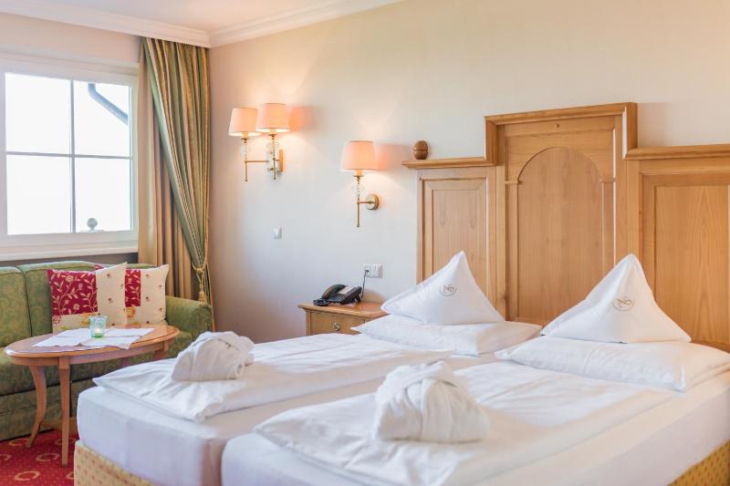 Double Room with Balcony image 2