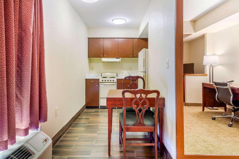 King Suite - Non-Smoking image 3