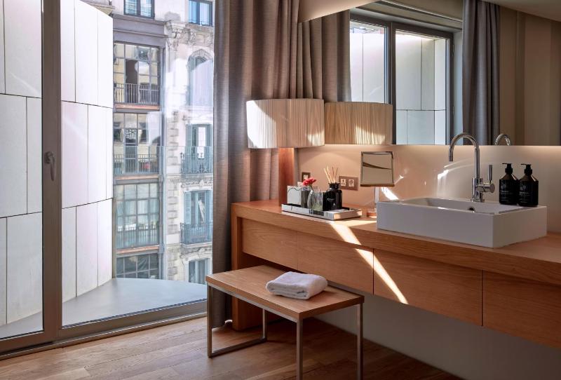 Deluxe Double or Twin Room image 4