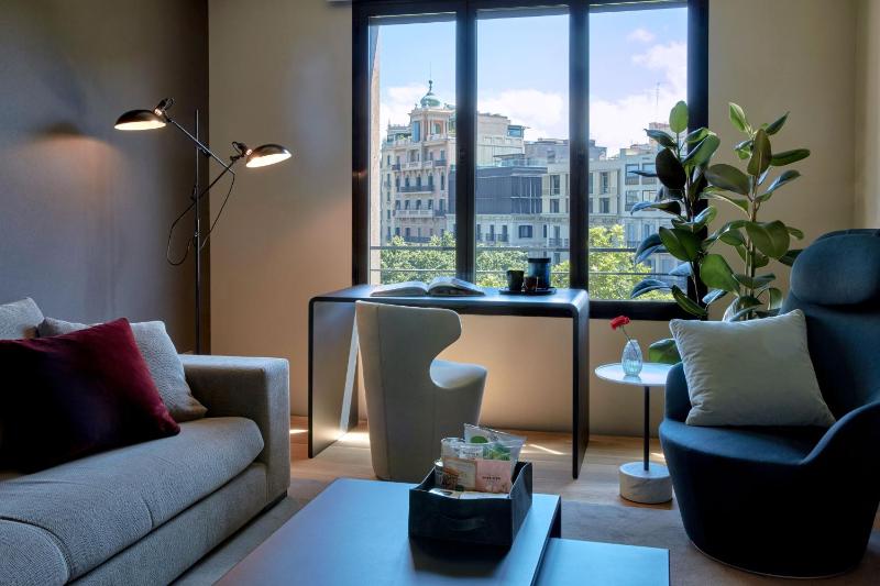 Suite with City View image 4