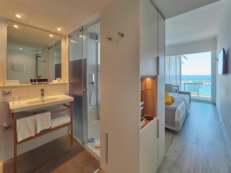 Double Room with Balcony and Sea View image 4