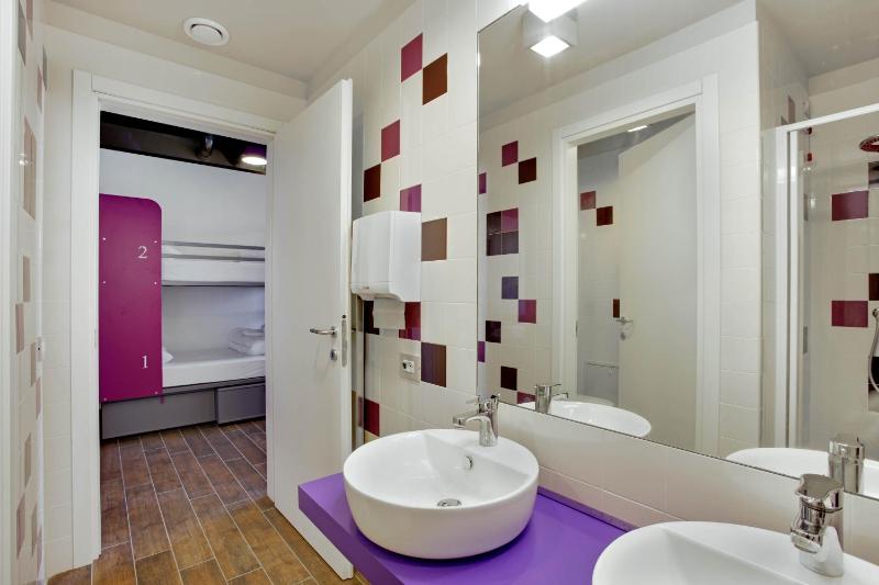 Bed in 8-Bed Mixed Dormitory Room image 3