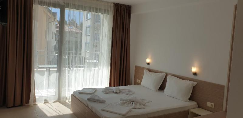 Deluxe Double or Twin Room image 3