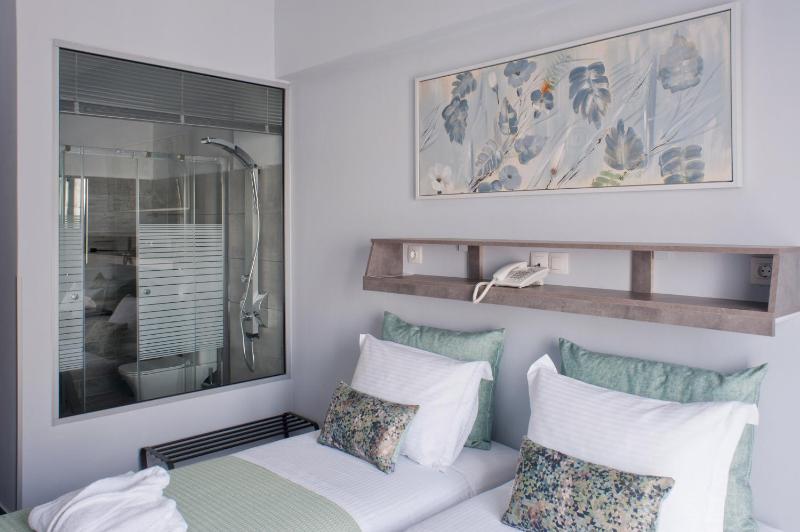 Deluxe Double Room with Balcony image 2