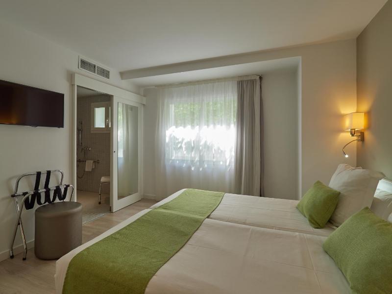Double Room with Balcony image 1