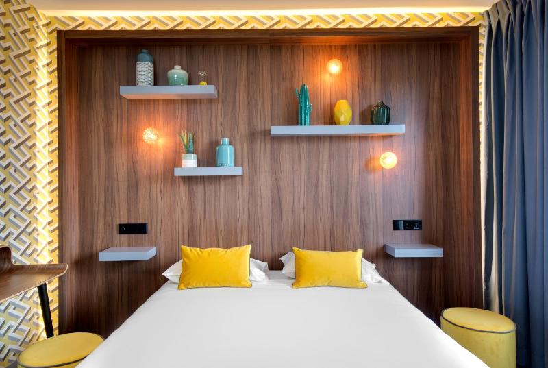 Deluxe Room image 3