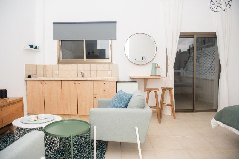 Studio with Balcony image 3