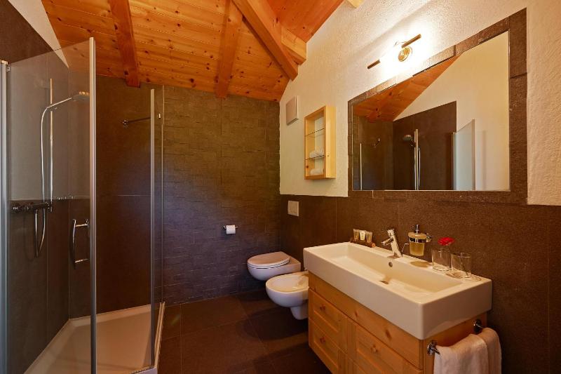 Deluxe Suite with Spa Bath image 4