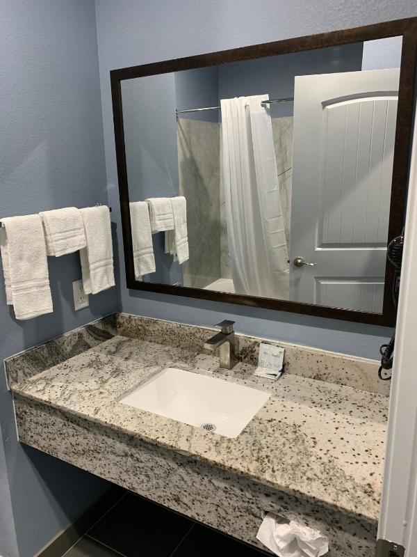 Scottish Inns and Suites Scarsdale - image 4