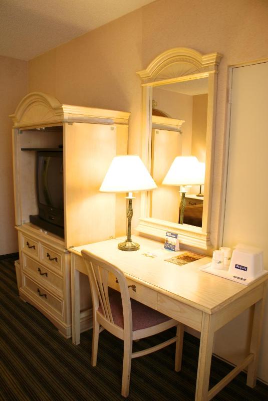 Queen Room - Non-Smoking image 4