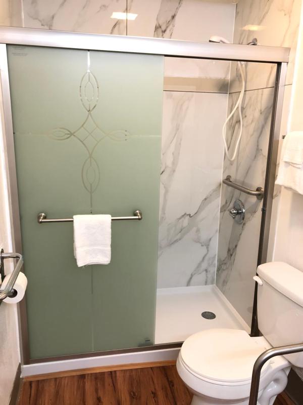 Quadruple Room - Disability Access - Non-Smoking image 3