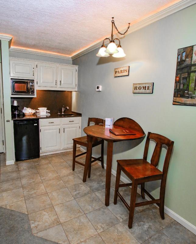 Deluxe King Suite - Non-Smoking image 3