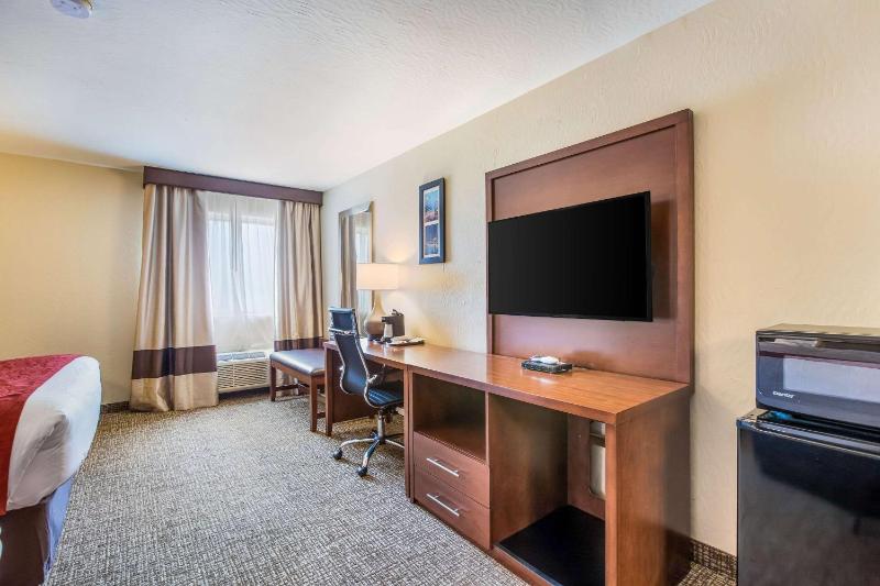 Queen Room with Two Queen Beds - Non-Smoking image 2