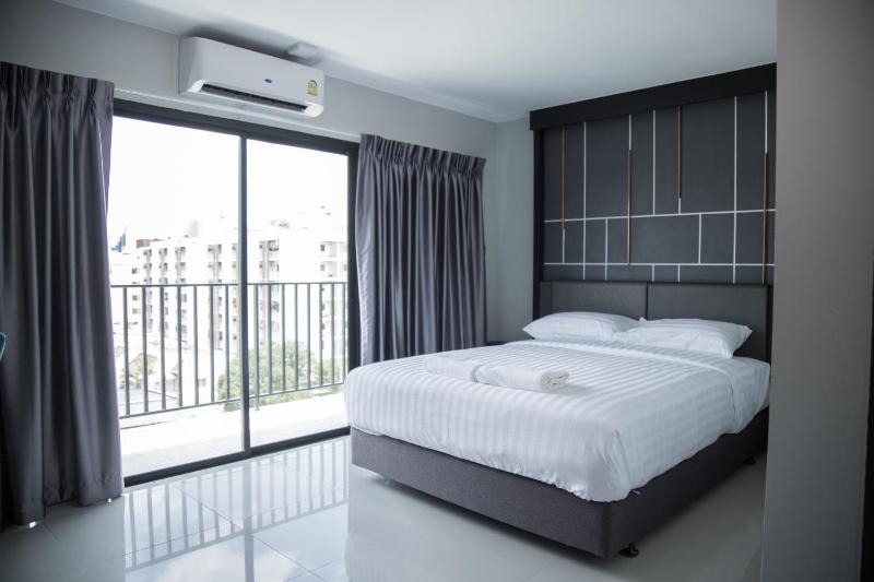 Queen Room with Balcony image 3