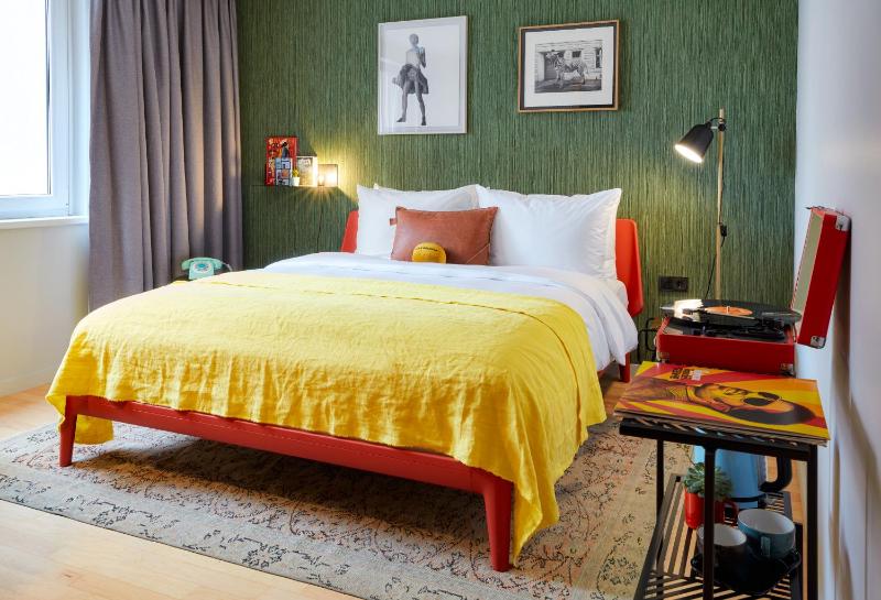 Medium Double Room image 4