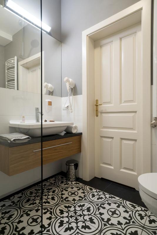 Superior One-Bedroom Apartment image 3