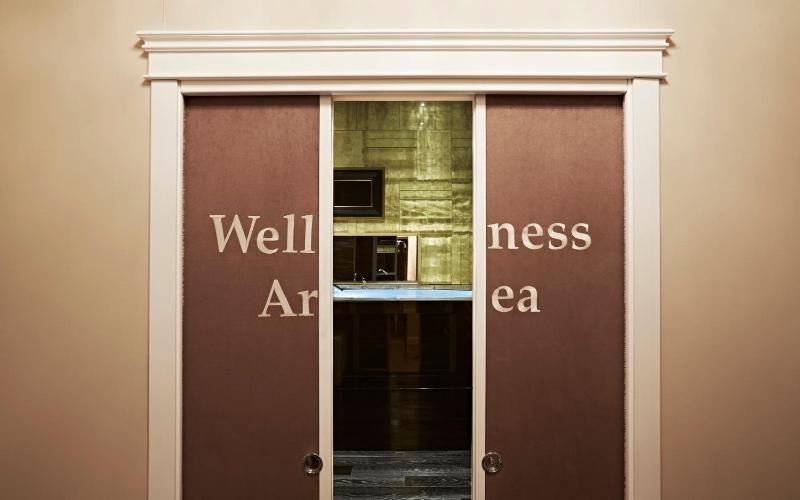 Suite with Hot Tub image 4