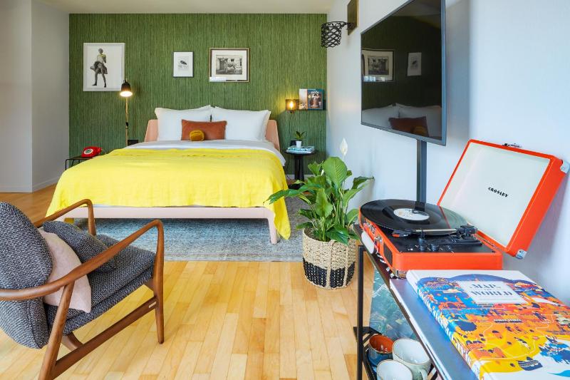 Large Double Room image 1