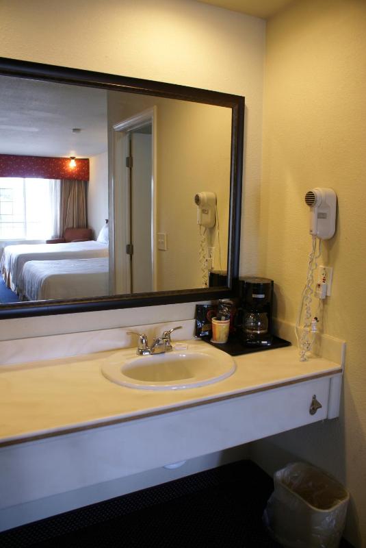 Queen Room with Two Queen Beds image 2