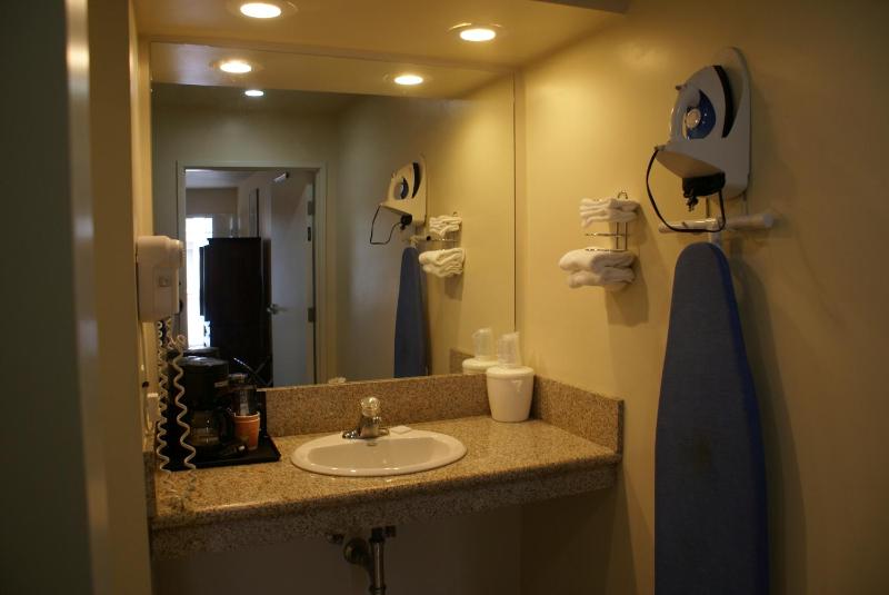 Standard King Room image 4
